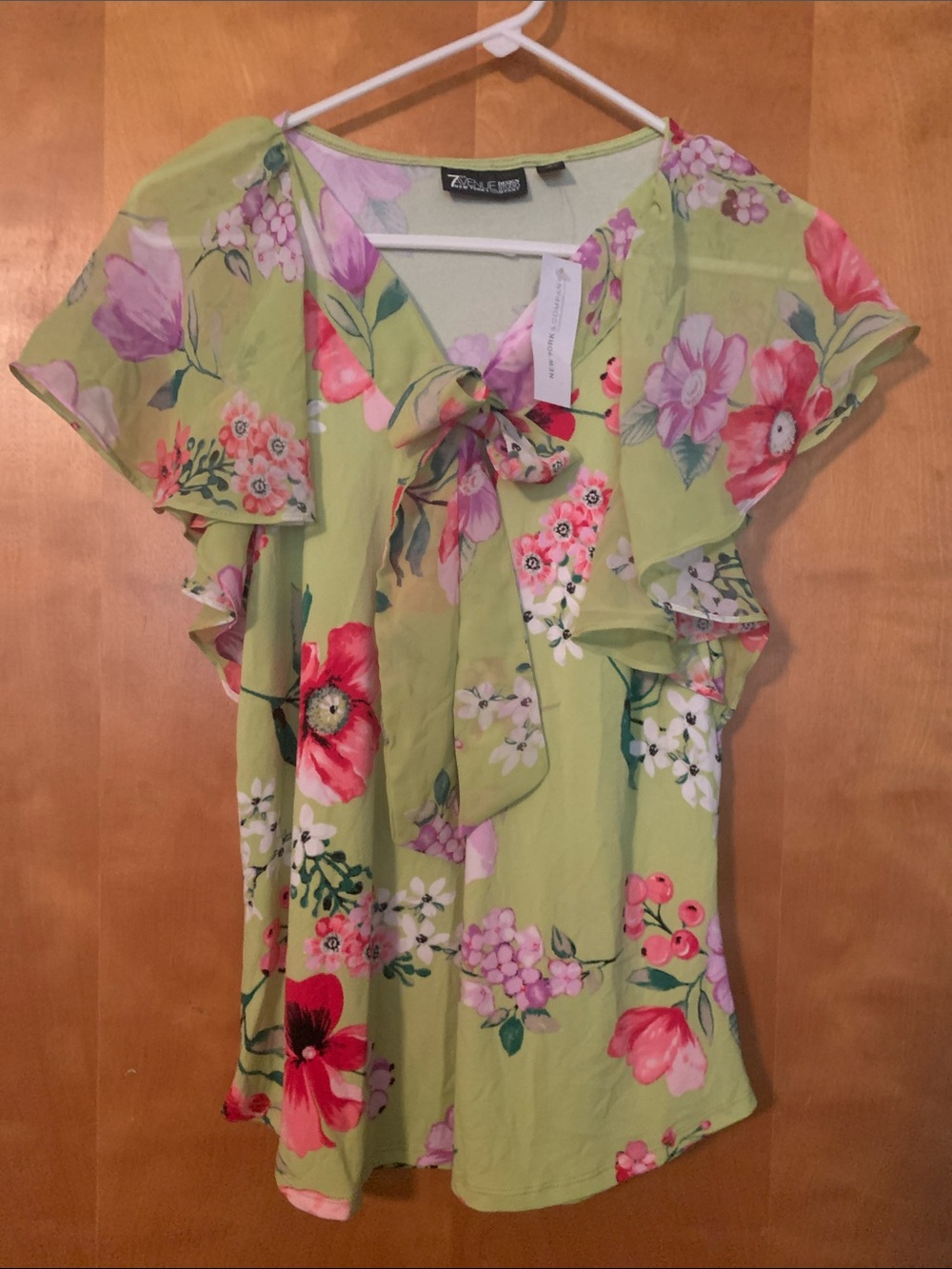 7thAve NY&Co Green Floral Tie-Neck Blouse w/Sheer Ruffle Cap Sleeves. NWT Size S